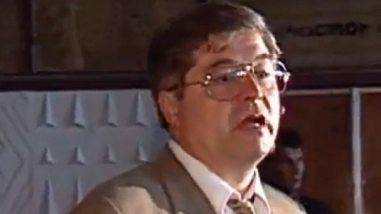 Павло Лазаренко  
 Дипломиран доктор по икономика - агроном и съветски ветеран от войната в Афганистан, Павло Лазаренко става министър-председател на Украйна през 1996-та година и само за една година успя да източи 200 милиона долара. 
 Година преди това той е вицепремиер и отговоря специално за газовите договори с „Газпром“, като постига нещо невиждано до момента в историята на независима Украйна – държавата не отчита дългове пред руския монополист. Оцелява при опит за бомбено покушение, но не изпуска юздите, особено на едрия бизнес. Твърди се, че взема 50 процента „комисионна“ от частния сектор при одобряване на договори и поръчки с държавата.
 Само след две години на поста подава оставка. Арестуван е на швейцарската граница в опит да влезе в страната през Франция с панамски паспорт. През 1999 г. решава да избяга в САЩ през Гърция, като в Украйна срещу него тече разследване и дори президентът настоява публично да бъде изправен пред съда заради корупция.
  Накрая в опит да избяга бе осъден в САЩ за пране на пари през американски банки, злоупотреба с власт и изнудване.  Само в WestAmerica Bank бяха открити сметки на стойност 2.3 милиона долара, свързани с Лазаренко.Той получи 9 години затвор, а отделно в прокуратурата в Украйна му повдигна обвинение за поръчителство на убийство на бизнесмен от Донецк.