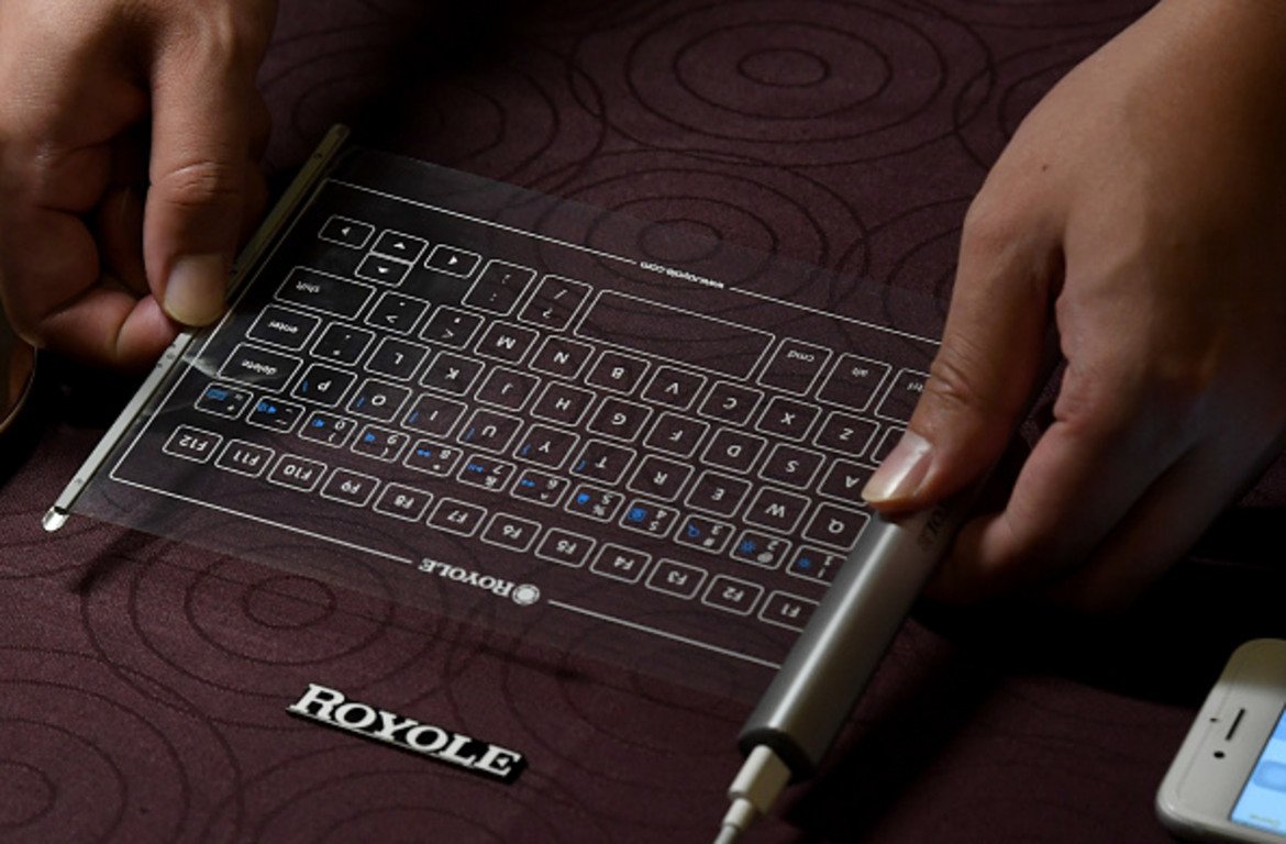 Гъвкава клавиатура от Royole 

Навлизаме във време, в което все повече електронни устройства ще могат да променят формата си - и това се отнася не само за сгъваемите телефони и ролковите телевизори. Компанията Royole вече работи в тази посока, като демонстрира на CES 2019 QWERTY клавиатура, способна да работи при полагане на произволна плоскост. Устройството се свързва с Bluetooth към устройството, с което работите, а с едно натискане на бутон се прибира в поставката си и може да се прибере в джоб. Моделът се очаква през втората половина на 2019, а цената все още не е анонсирана. 

