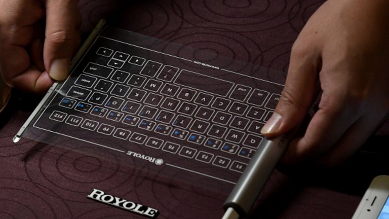 Гъвкава клавиатура от Royole 

Навлизаме във време, в което все повече електронни устройства ще могат да променят формата си - и това се отнася не само за сгъваемите телефони и ролковите телевизори. Компанията Royole вече работи в тази посока, като демонстрира на CES 2019 QWERTY клавиатура, способна да работи при полагане на произволна плоскост. Устройството се свързва с Bluetooth към устройството, с което работите, а с едно натискане на бутон се прибира в поставката си и може да се прибере в джоб. Моделът се очаква през втората половина на 2019, а цената все още не е анонсирана. 

