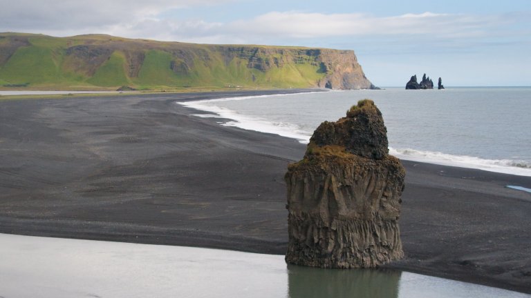 Черните плажове са резултат от вулкатничната активност.