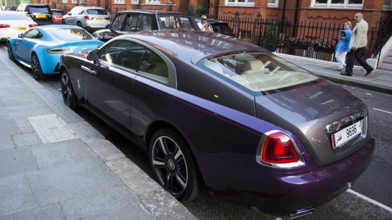 Wraith с цена от над 235 000 лири, паркиран пред Harrods
