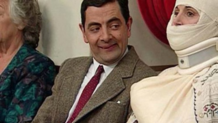 Mr.Bean
"Мистър Бийн" е от онези явления, които могат да осигурят прехрана на един актьор до края на дните му. Със сигурност сте виждали персонажа на Роуън Аткинсън, но все пак ще уточним, че става дума за "дете в тялото на зрял мъж" - човек, който в опита си да се справи с ежедневни задачи се забърква в неприятности и създава неудобства за околните. Вдъхновен от физическата комедия на актьорите от нямото кино, в началото на 90-те Аткинсън създава един от символите на британската комедия, който е популярен и до днес.