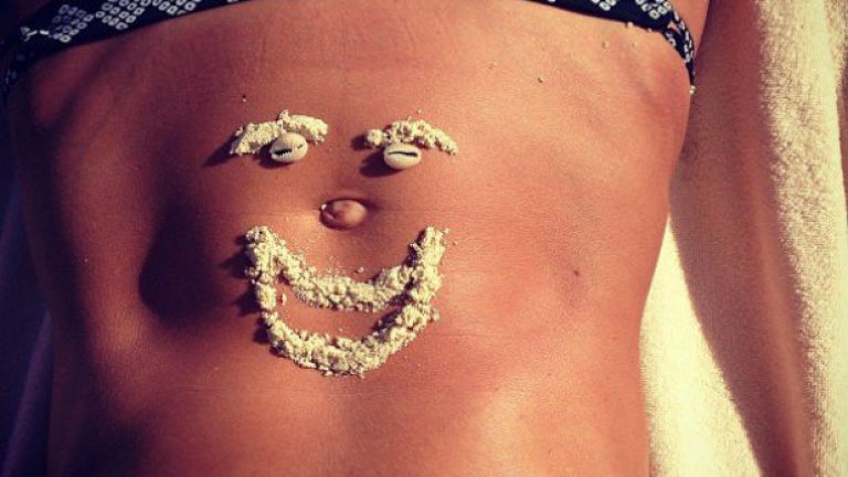 Хайди Клум ни показва усмивката си, ако въобще погледът ни се качи чак дотам