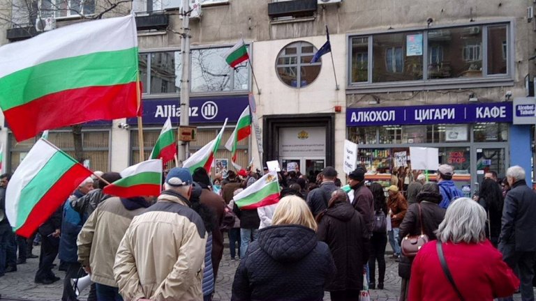 Към 70 души протестират пред сградата на Комисията за енергийно и водно регулиране срещу предложеното увеличение на цената на парното, както и по-високата цена на водата. Движението по бул. Дондуков е блокирано от кръстовището с Раковска до Министерски съвет.