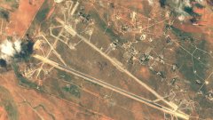 Авиобаза "Шайрат" край Хомс, която беше бомбардирана с 59 ракети Tomahawk, е мястото, от което са излетели сирийските ВВС, обвинени в обстрел на невинно население с химически оръжия