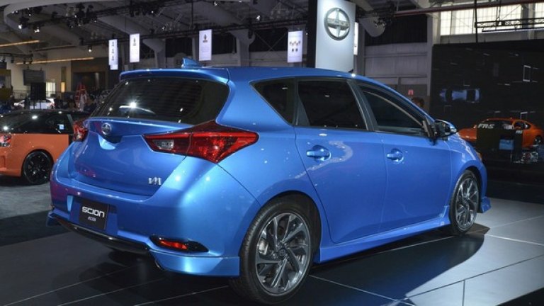 Твърде много изисквания
Другата марка на Toyota в САЩ – Scion, демонстрира, че понякога е трудно да удовлетвориш всички вкусове. Новите iA и iM на марката не бяха приети особено радушно, основно заради нееднозначните послания на дизайна на двата модела.