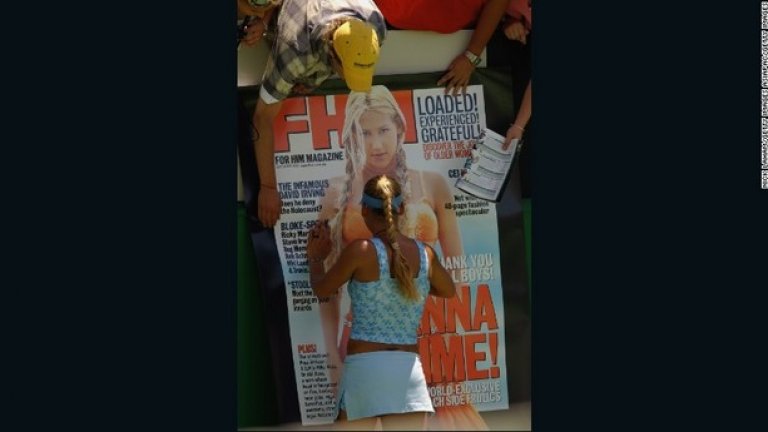 Ана разписва гигантски плакат в Мелбърн през 2003 г.