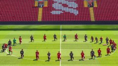 29 играчи на Ливърпул, в отсъствието на Юрген Клоп и останалите членове на треньорския щаб, се събраха около централния кръг за снимка, направена от "Мейн Стенд" в подкрепа на убития от полицаи в САЩ Джордж Флойд