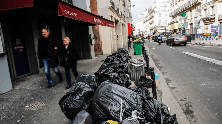 Париж потъна в боклук заради стачките (снимки)