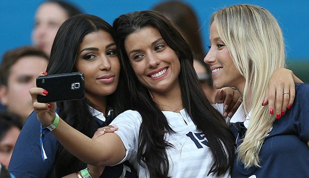 Футболистите на Франция бяха сред тези, които пътуваха за световното първенство в Бразилия с приятелките и съпругите си. Над тях и останалите им колеги обаче тегнат други забрани...