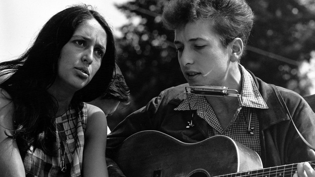 1280px-Joan_Baez_Bob_Dylan