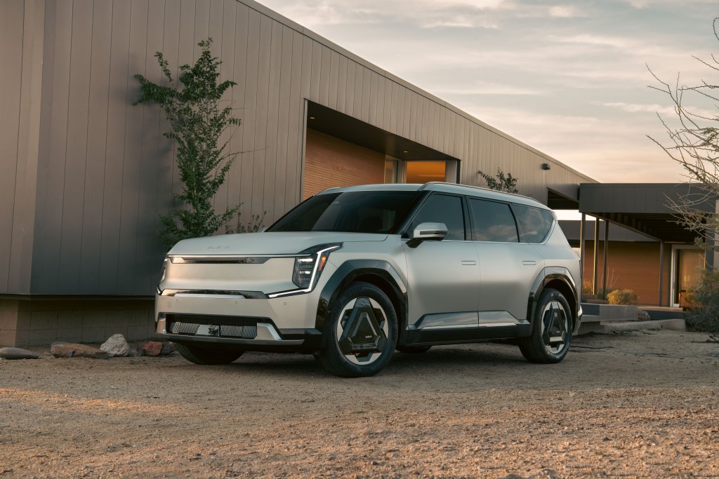 Kia EV9
Kia EV9 не само прилича донякъде на малък космически кораб, но и има сходен капацитет – по подразбиране този електрически SUV е с три реда седалки и побира седем души. Пробегът с едно зареждане е 480 километра, а бързото зареждане позволява скок от 20 до 80 процента за 25 минути.
Електромобилът е снабден с LiDAR сензори за сканиране на пътя и с подобрена навигация, която поддържа сателитна свързаност. Той вече е наличен за предварителни поръчки, като доставките му трябва да започнат още в първите седмици на 2024 г. Базовата му цена е 54 900 долара.