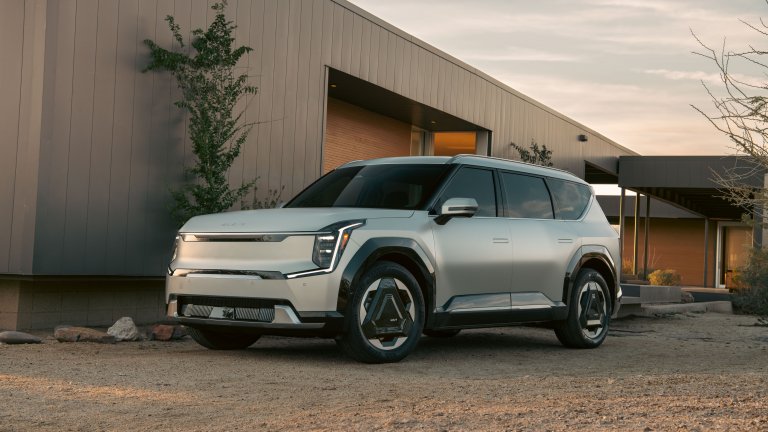 Kia EV9
Kia EV9 не само прилича донякъде на малък космически кораб, но и има сходен капацитет – по подразбиране този електрически SUV е с три реда седалки и побира седем души. Пробегът с едно зареждане е 480 километра, а бързото зареждане позволява скок от 20 до 80 процента за 25 минути. 
Електромобилът е снабден с LiDAR сензори за сканиране на пътя и с подобрена навигация, която поддържа сателитна свързаност. Той вече е наличен за предварителни поръчки, като доставките му трябва да започнат още в първите седмици на 2024 г. Базовата му цена е 54 900 долара.
