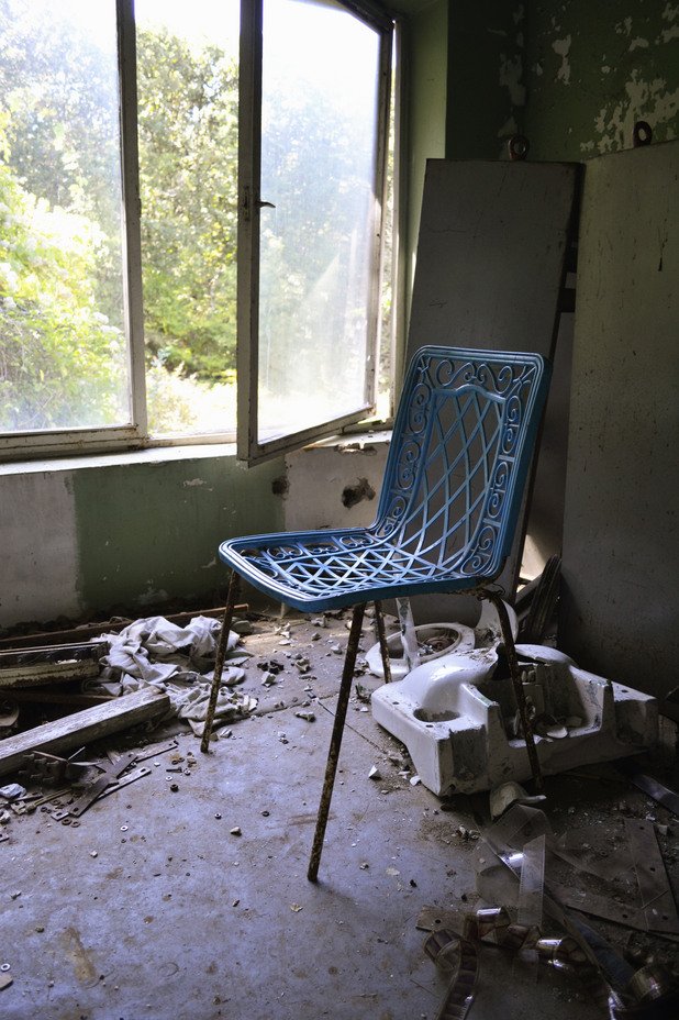 Празен стол в празна стая…
