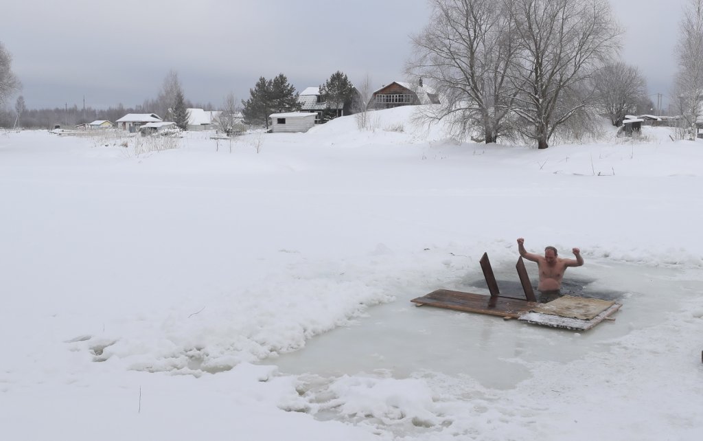 За сметка на това хиляди руснаци всяка година се гмуркат в реки и езера, като понякога се налага предварително да издълбават за това дупка в дебелия лед.