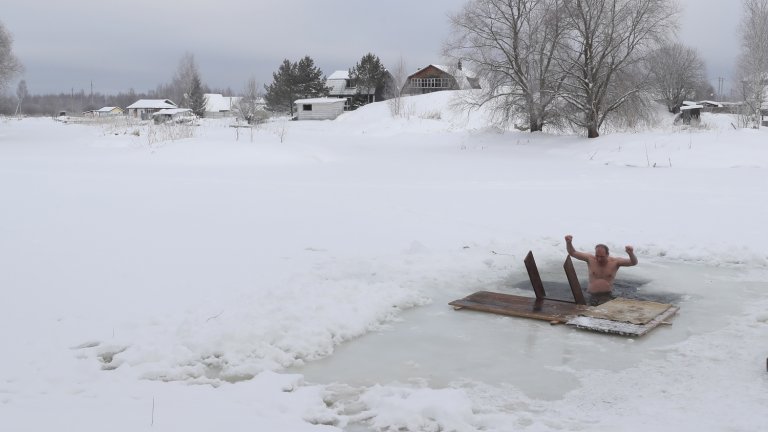 За сметка на това хиляди руснаци всяка година се гмуркат в реки и езера, като понякога се налага предварително да издълбават за това дупка в дебелия лед.