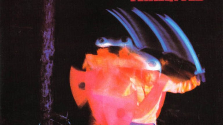 5.) BLACK SABBATH - PARANOID (1970)
Този албум дефинира един цял нов щам на рок музика - метъл. Е, може би не е металът, какъвто го познаваме сега, но е смела крачка в тази посока. Той е един от най-влиятелните и най-емблематичните албуми в историята на хеви метъла. Paranoid също така съдържа едни от най-големите парчета на групата, като например "Iron Man", "War Pigs" и едноименната песен. Оригиналното заглавие на албума е "War Pigs", но от Vertigo настояват да се промени на "Paranoid", поради напрежението от Виетнамската война. Въпреки това, оригиналната обложка е запазена.