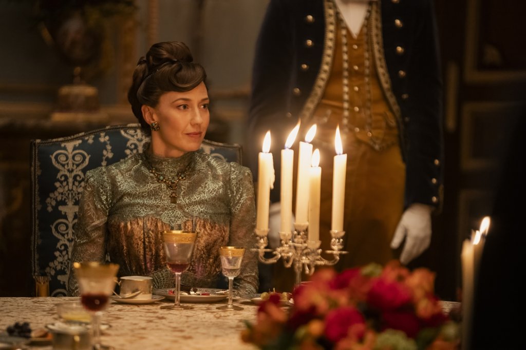 „Позлатената епоха“
Къде да гледате: в HBO Max
Сюжетът проследява живота в Ню Йорк в края на XIX век, когато новото богатство на индустриалците влиза в конфликт със старите аристократични фамилии. В центъра е младата Мариан, която трябва да се ориентира между два противоположни свята. Сериалът разкрива блясъка и интригите на това време на големи социални промени.