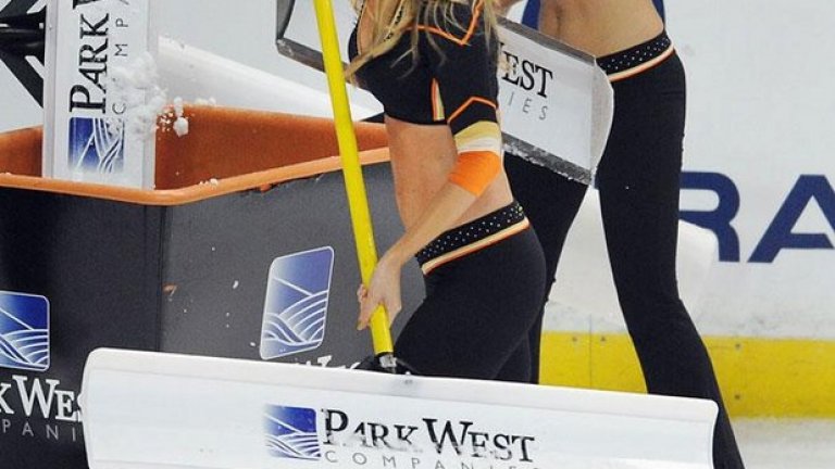 Подвижният контейнер, в който се събира всичко, изчистено в почивките.