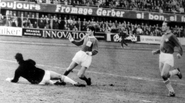 14 ноември 1964 г. - Национален герой.
Бест вкарва първия си гол за Северна Ирландия - изравнителен срещу Швейцария в световна квалификация.  Въпреки попадението тимът на Бест изпуска класирането за Мондиал 1966 за една точка. Но момчето вече е герой в родината си и играе в 6 квалификации. За съжаление геният никога е успява да играе на световно първенство - България също има заслуга за това, като елиминира северноирландците за Мондиал 1974.