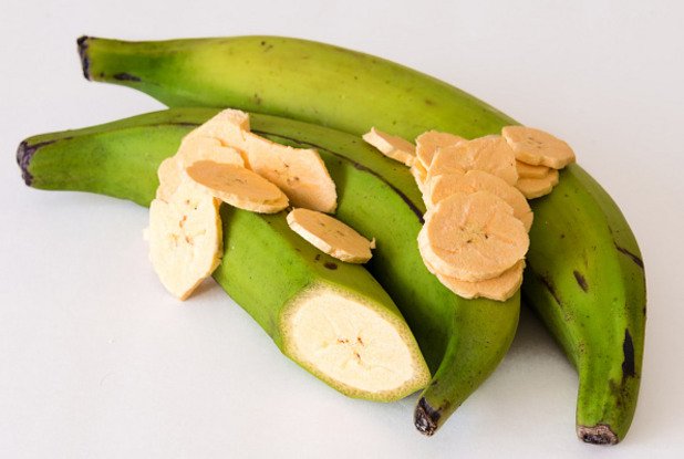 3. Зелени банани
Зелените банани съдържат повече полезни вещества от узрелите, по-малко захар и по-малко скорбяла. Освен това, създава усещане за ситост. С една лъжица фъстъчено масло, това е храна за шампиони.
