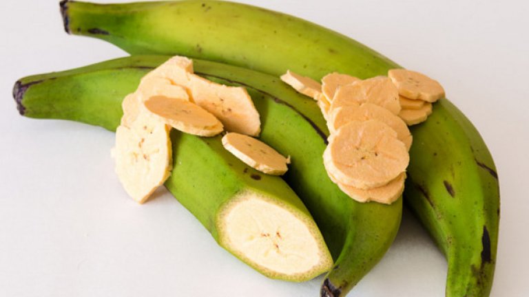 3. Зелени банани
Зелените банани съдържат повече полезни вещества от узрелите, по-малко захар и по-малко скорбяла. Освен това, създава усещане за ситост. С една лъжица фъстъчено масло, това е храна за шампиони.