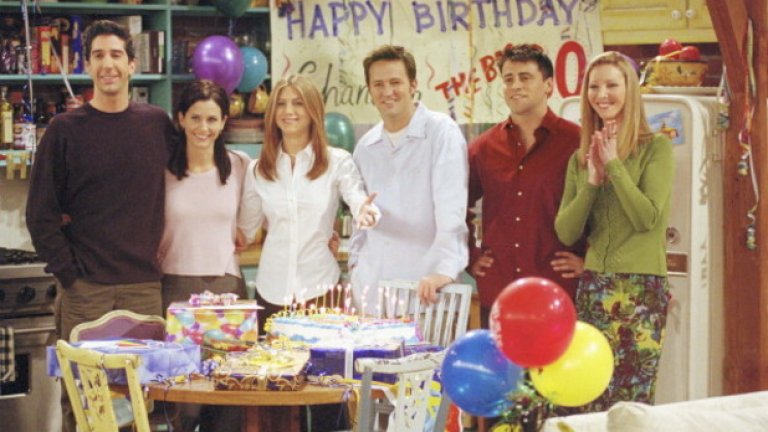 3. Friends / "Приятели" (1994-2004; IMDB рейтинг: 8,9)
Историята за 6-те приятели - Рос, Рейчъл, Моника, Чандлър, Фийби и Джоуи е любима на милиони по целия свят. И това е така, защото те просто успяват да стигнат до зрителите - с шегите си, с проблемите си, с драмите си, с любимото си заведение... Каквото и да се каже за "Приятели", все ще е малко. Фактът е, че самото шоу е култово, а тези, които не го харесват, са малцинство. 