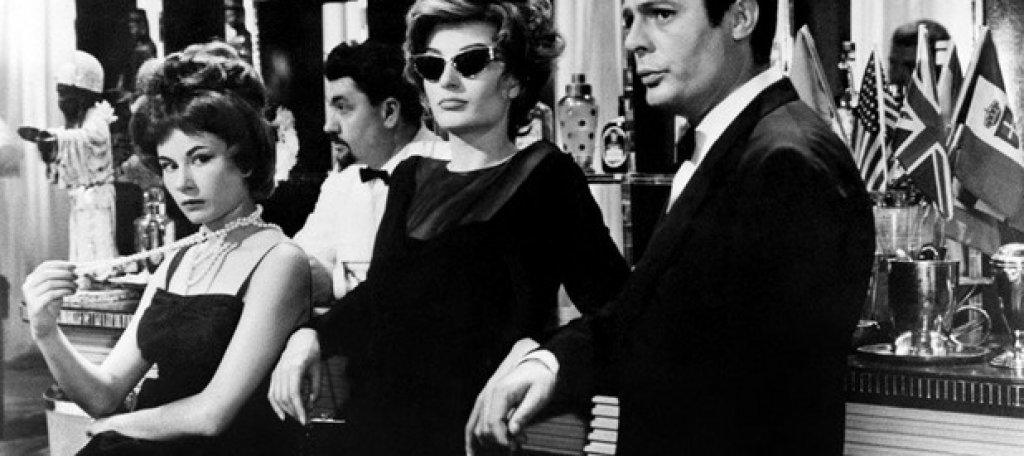 "Пътят", "Сладък живот" (La Strada, 1954, La Dolce Vita, 1960, реж. Федерико Фелини)
"Един път с Фелини трябваше да си сътрудничим и заедно с Куросава всеки трябваше да предложи една любовна история за филм, продуциран от Дино де Лаурентис. Летях до Рим с моя сценарии и прекарахме много време заедно с Фелини в очакване на Куросава, който в крайна сметка не можа да напусне Япония, заради влошеното си здраве, така че проектът се провали. Фелини тъкмо завършваше филма си  Satyricon и аз прекарах много време в студиото, наблюдавайки го как работи. Харесвах го както като режисьор, така и като човек. И все още гледам понякога негови филми като "Пътят" и онзи детски спомен – как се казваше... ах, да, "Амаркорд"!"
