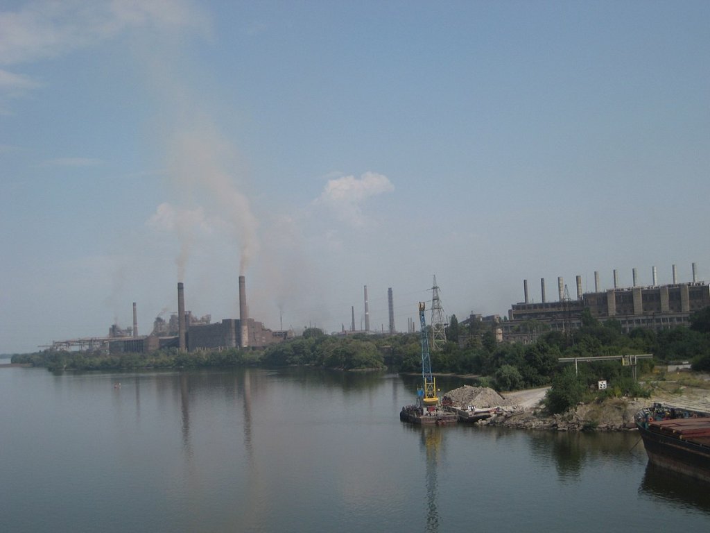 1200px-View_DMK_from_Dnipro_(Kamianske)