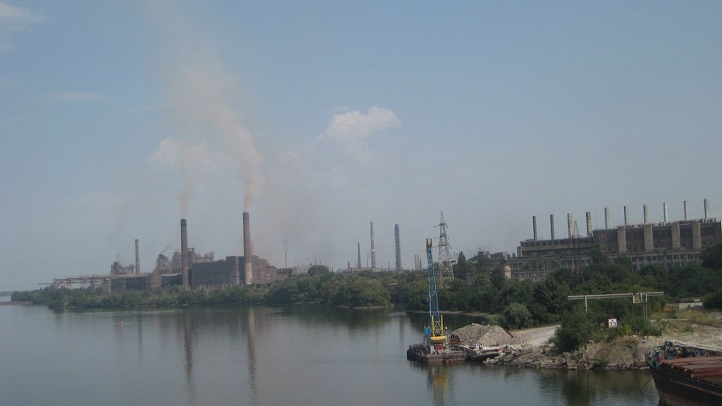 1200px-View_DMK_from_Dnipro_(Kamianske)