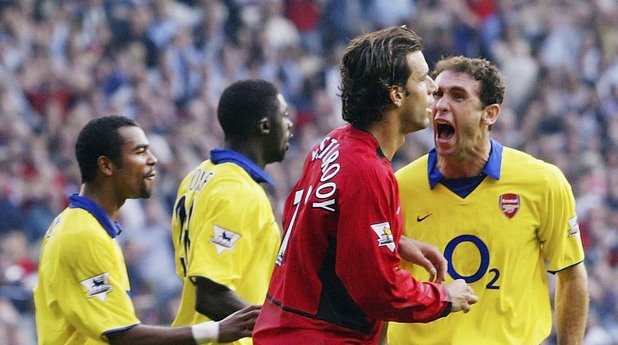 Пропуснатата дузпа на Ван Нистелрой в последните секунди и последвалите грозни сцени на обиди от играчите на Арсенал, също са част от историята на тези сблъсъци.