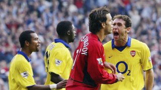 През есента на 2003 г. дойде време за Битката за "Олд Трафорд" II. В последните секунди Юнайтед получи дузпа и Нистелрой се нае да вкара победно, защото резултатът бе 0:0. Но уцели гредата! Играчите на Арсенал заскачаха като обезумели, а изражението на Мартин Киоун..