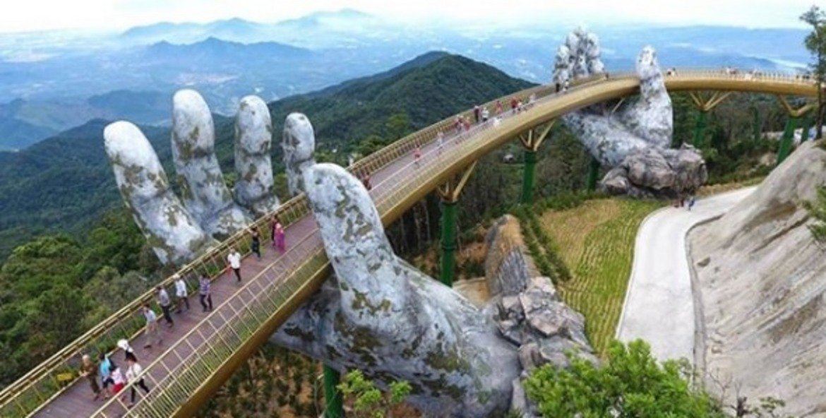  "В ръцете на Господ" 

Намира се в курорт в Централен Виетнам и въпреки състарения си вид, мостът всъщност е нов – открит е през юни тази година. Мостът е от метална сплав в златист цвят, а ръцете, които го поддържат, са от фибростъкло. Върху него е пресъздаден ефектът на камък с мъх и плесен по него. Около 2 млрд. долара отиват за развитието на местността като туристическа атракция и по-голямата част от тях са похарчени за "Златния мост", както още го наричат.