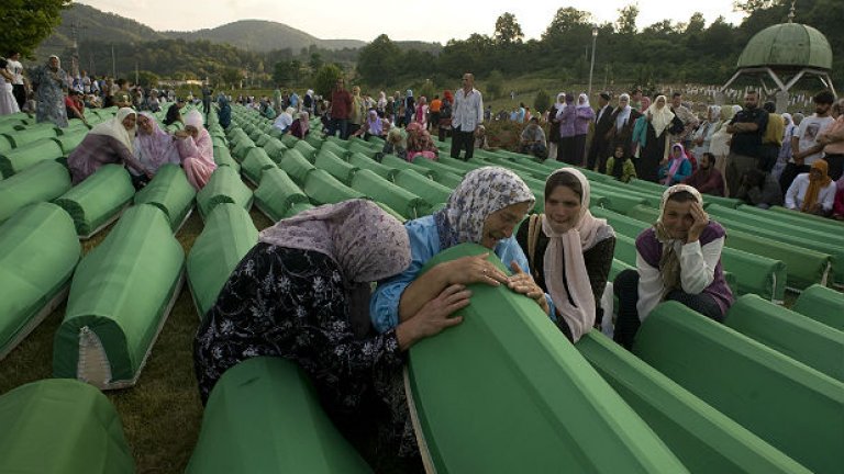В документа, случилото се в Сребреница е описано като геноцид
