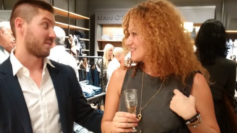 Белослава във велурена рокля на Marc O Polo - един от хитовете на сезона.