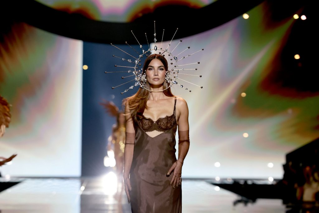 Лили Олдридж не сложи "крила", но около главата ѝ засияха кристали.