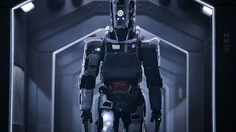 "I am Mother" 
Реж. Грант Спютър (дебютант)
Премиера: когато Netflix реши
Тийнейджърка е отгледана в специална подземна база от робот, наречен Майка. Роботът е създаден с целта да се погрижи за пренаселването на Земята с хора в случай на някакъв инцидент, който да ни е заличил от лицето на планетата. Връзката между момичето и Майка е застрашено от пристигането на ранена жена в базата (Хилъри Суонк), която дава на тийнейджърката различен поглед към външния свят... и към истината зад мисията на робота.
Единственото по-голямо име сред каста на този австралийски филм е това на Суонк, но не това е важното. Фокусът пада върху едно мистериозно бъдеще и потенциалната катастрофа, която го е застигнала, както и върху темата за комплексното ни отношение спрямо машините. "I am Mother" вече беше показан на фестивала "Сънданс", а по някое време през годината ще го видим и в Netflix.