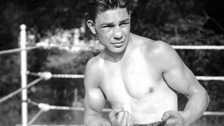 5. Хари Греб.
Мръсният боксьор, както е известен. Побойник от Питсбърг, където пък го наричат Мелницата. Понася много удари, но отвръща страшно тежко. Умира на 33 години, като се разбира, че е живял дълго без да вижда с едното око. Невероятен боксьор с убийствена статистика за толкова кратка кариера.
Постижение: 116 мача, 104 победи, 48 нокаута, 8 загуби, 3 ремита.