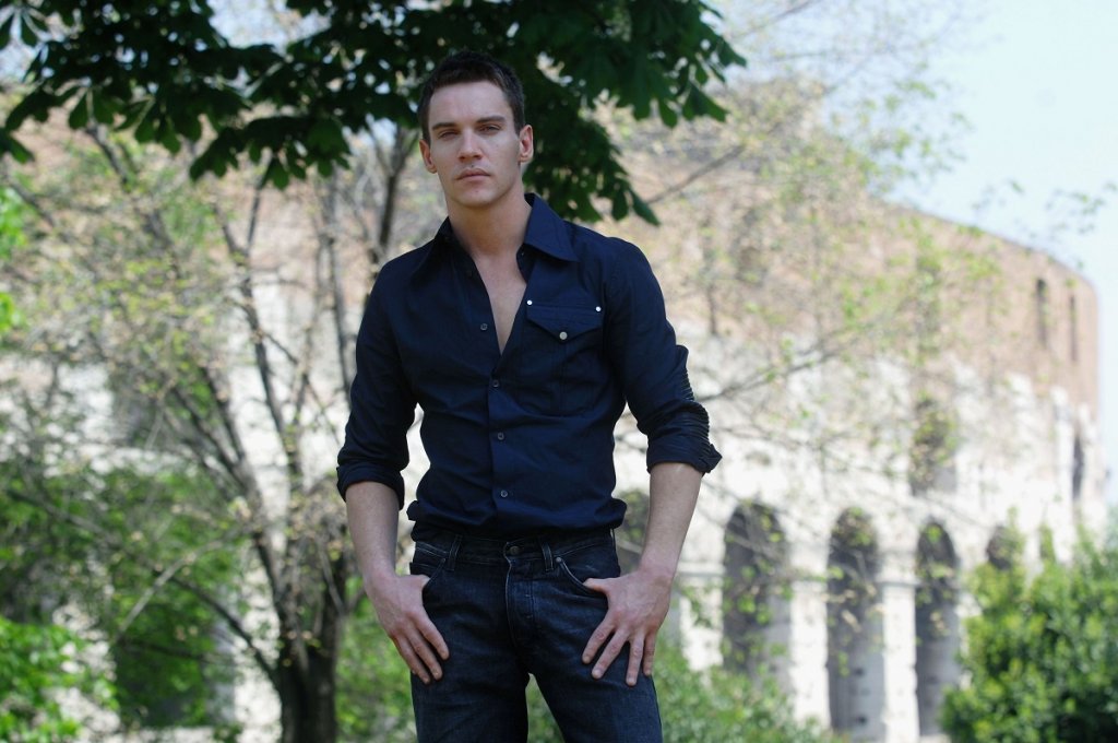 Лицето, което струва милиони
Изразителните му черти, вписващи се в стандартите за класическа красота, му позволяват да работи и в модната индустрия и предложения не липсват.  Актьорът е лице на модни гиганти като Hugo Boss и Versace и получава солидни хонорари от тях.