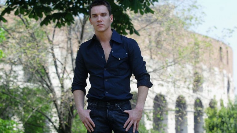 Лицето, което струва милиони
Изразителните му черти, вписващи се в стандартите за класическа красота, му позволяват да работи и в модната индустрия и предложения не липсват.  Актьорът е лице на модни гиганти като Hugo Boss и Versace и получава солидни хонорари от тях.