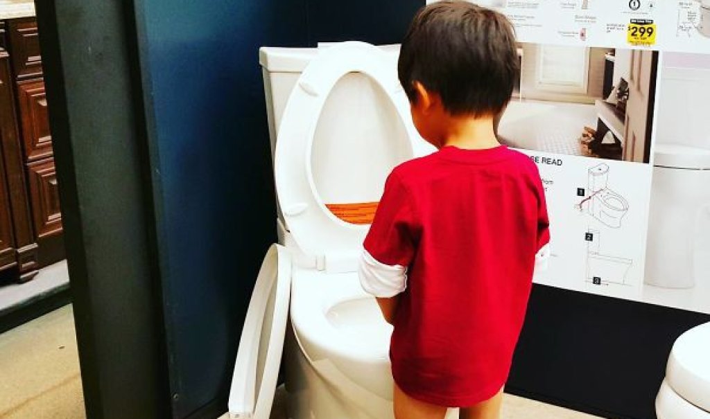 Родителите са били благодарни, че все пак синът им не е избрал да тества тоалетната с \\\\\\\\\\\\\\\"голяма\\\\\\\\\\\\\\\" нужда