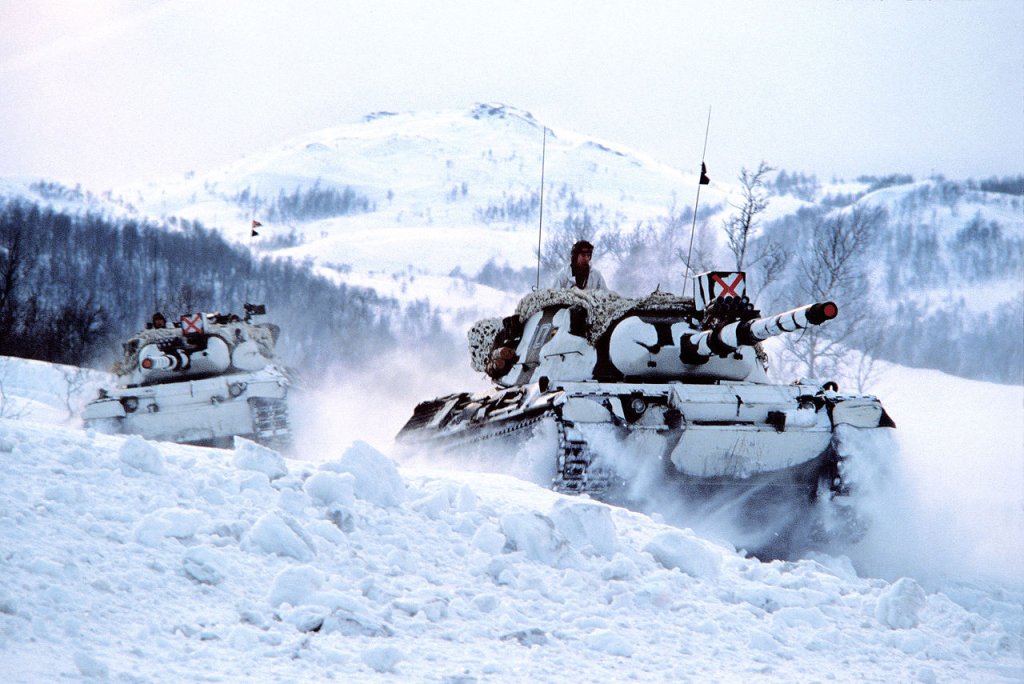 1280px-2_norwegian_Leopard_tanks_in_the_snow