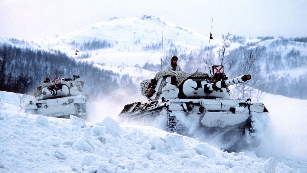 1280px-2_norwegian_Leopard_tanks_in_the_snow