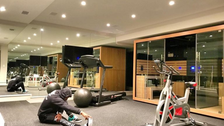 И без зала за тренировки...