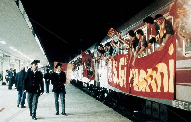 Друг кадър от филма - романистите пристигат на гарата в Торино, където ги чакат полиция, засади и ... голям мач.