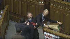 Депутат се опита да изнесе на ръце премиера Яценюк