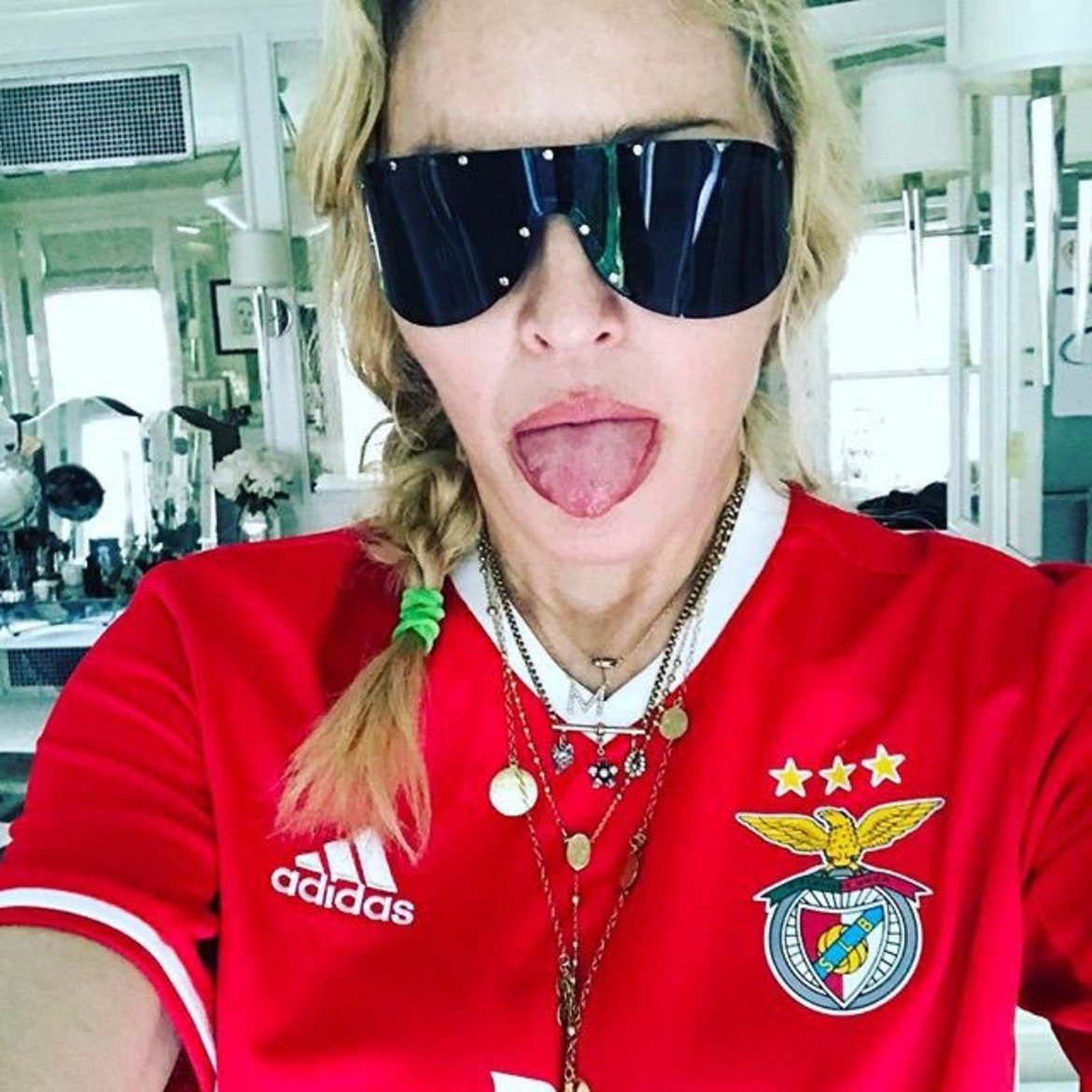 Бенфика: Мадона
Певицата наскоро се премести в Лисабон и дори записа сина си в академията на Бенфика.
