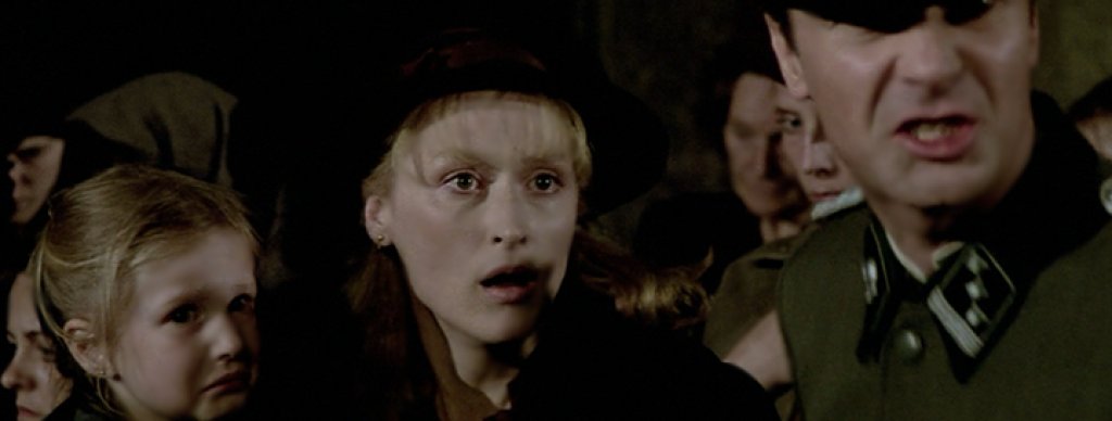 \"Изборът на Софи\" (Sophie\'s Choice, 1982)
Не разбираме до кaква степен е застъпен Холокоста в тази лента до нейния край. При толкова много събития той някак остава като фон.  Но именно на финала сякаш всичко започва отначало, през нова призма - пр