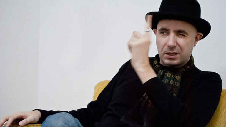 Като ходехме на турнета, бяхме с някакви групи, които нямаха нищо общо с нас - ние бяхме фрийкове. Много от концертите бяха по някакви площади безплатно за целия град и знаеш ли как са ни гледали? Това беше забавното - аз още повече се кефех да ги втрещявам.