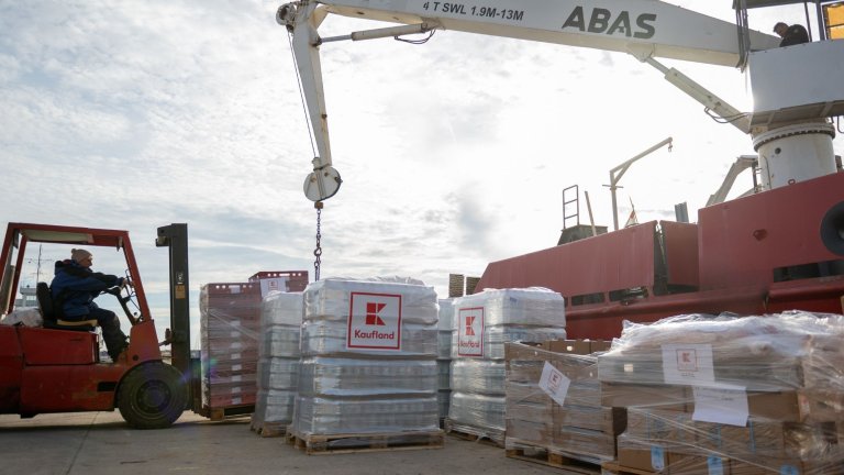 Дарението на Kaufland вече е на кораба.